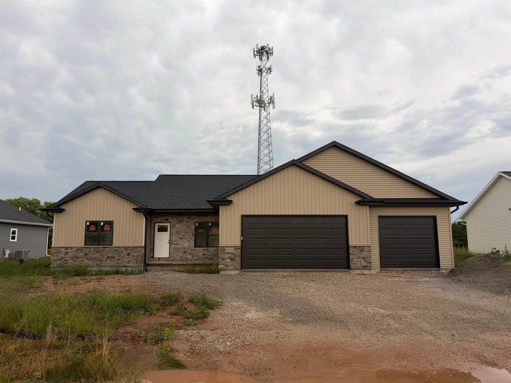 W5765 Roundstone Place, MENASHA