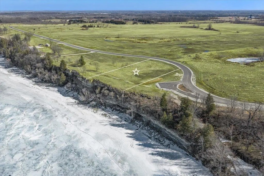 Debroux Court 30, STURGEON BAY