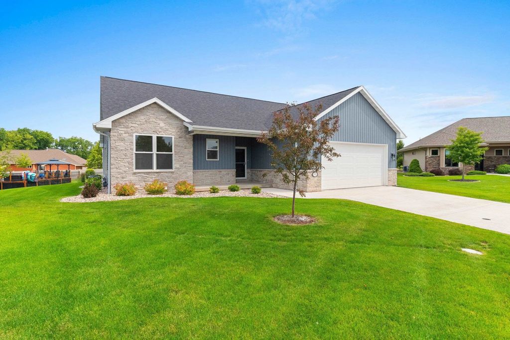920 Clover Court, MENASHA