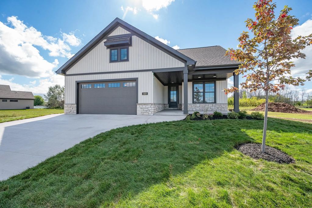 1629 N Honeysuckle Circle, DE PERE