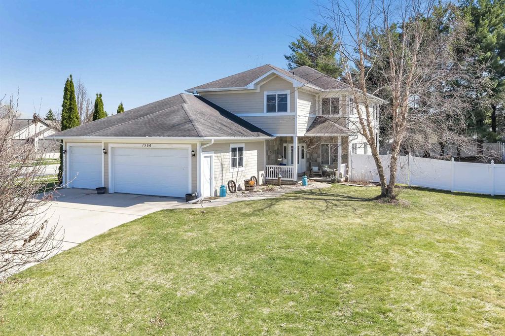 1566 Belle Plane Circle, GREEN BAY