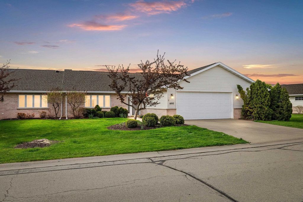 1692 Twin Lakes Circle, GREEN BAY