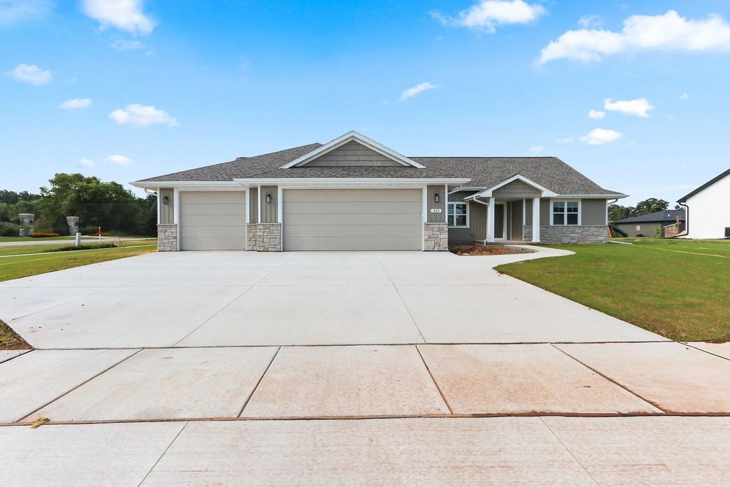 305 Battery Avenue, DE PERE