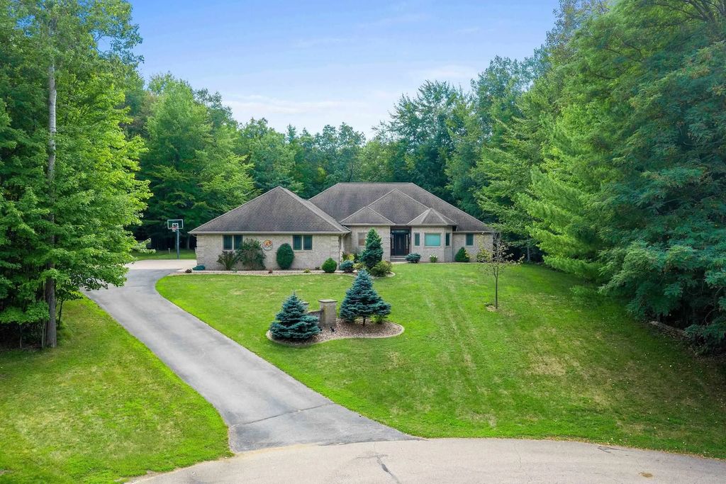 425 Hill Haven Court, LITTLE SUAMICO