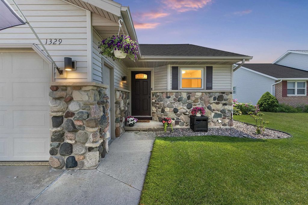 1329 S Franco Court 2, DE PERE