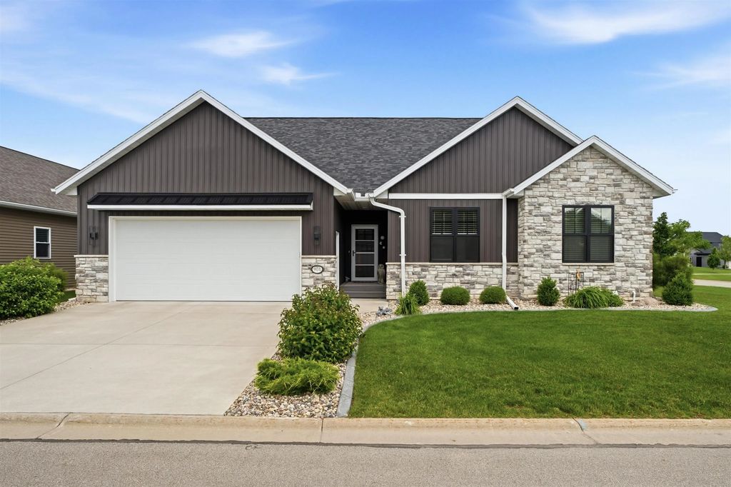 901 Clover Court, MENASHA