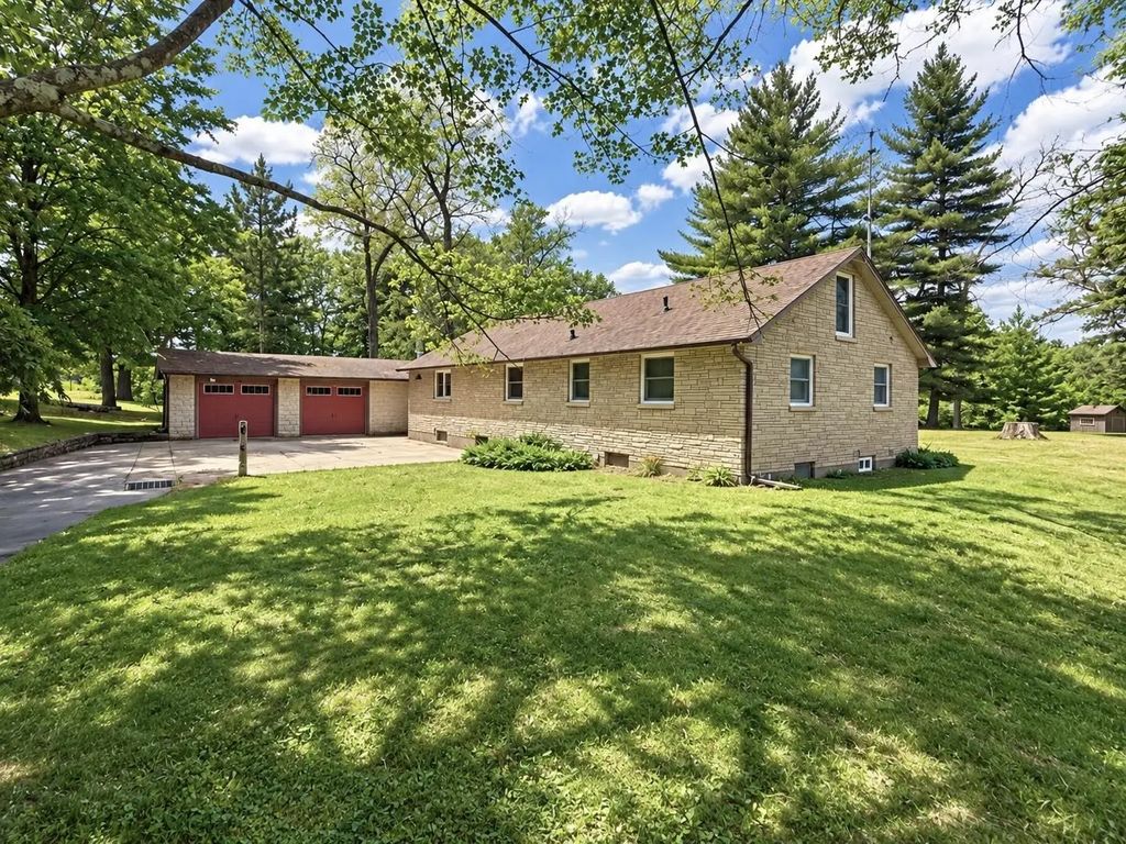 N2725 River Drive, WALLACE