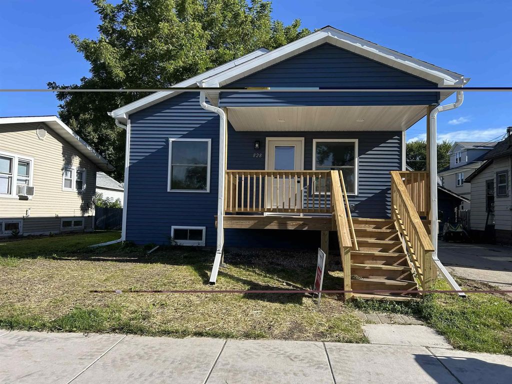 828 School Place, GREEN BAY