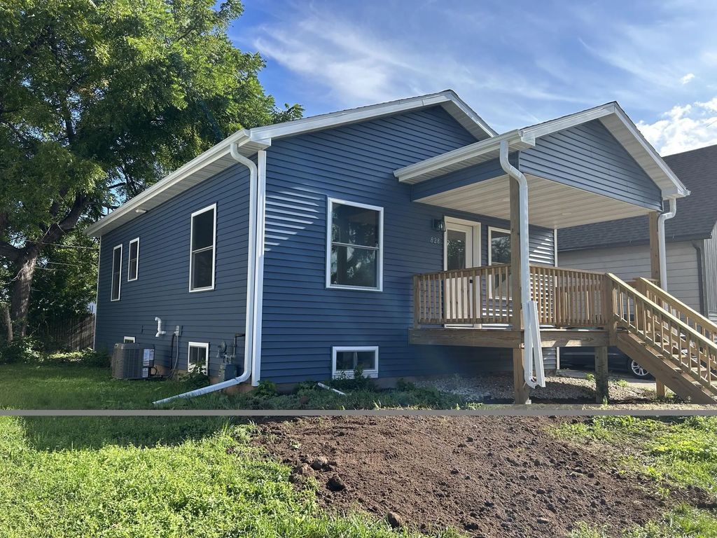 828 School Place, GREEN BAY