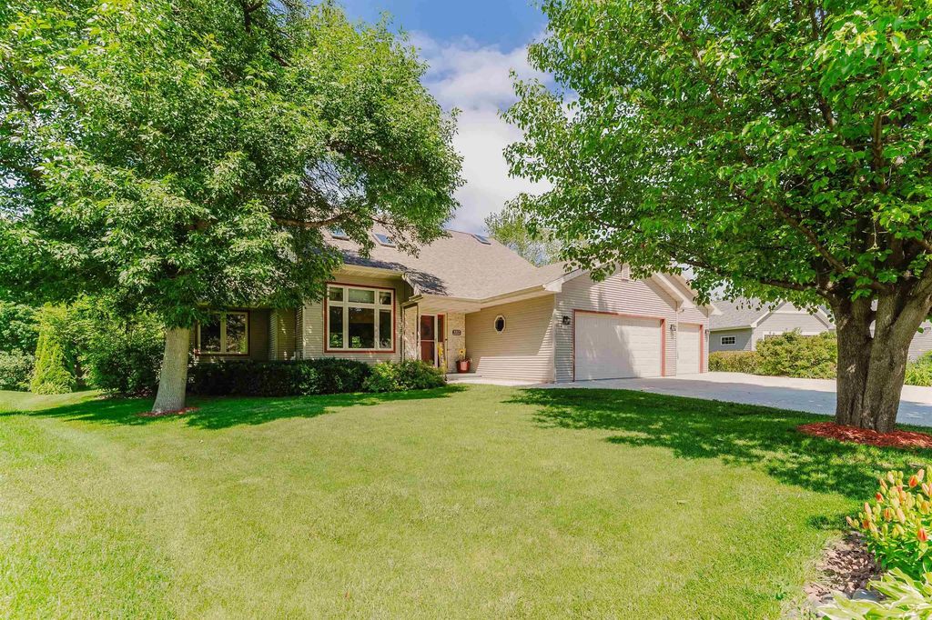 2355 Hickory Court, OSHKOSH