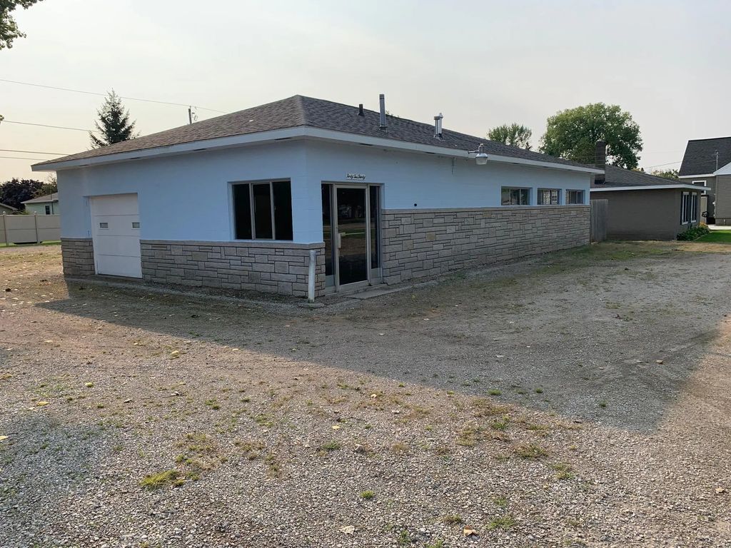 4230 10th Street, MENOMINEE