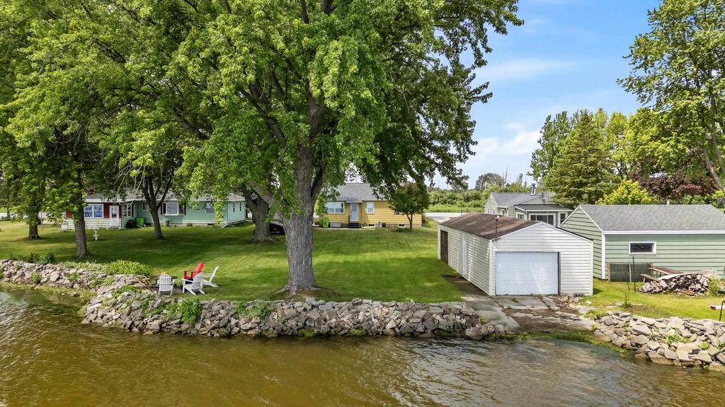 N9363 Lakeshore Drive, VAN DYNE