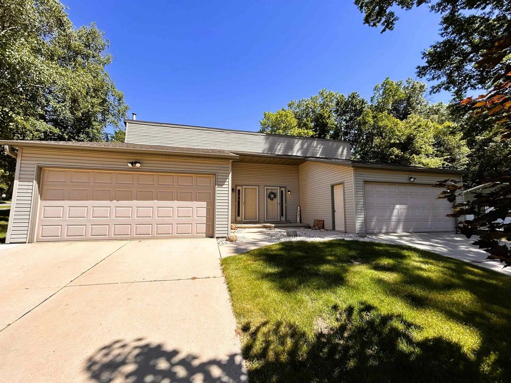 2590 Cherrywood Lane, GREEN BAY