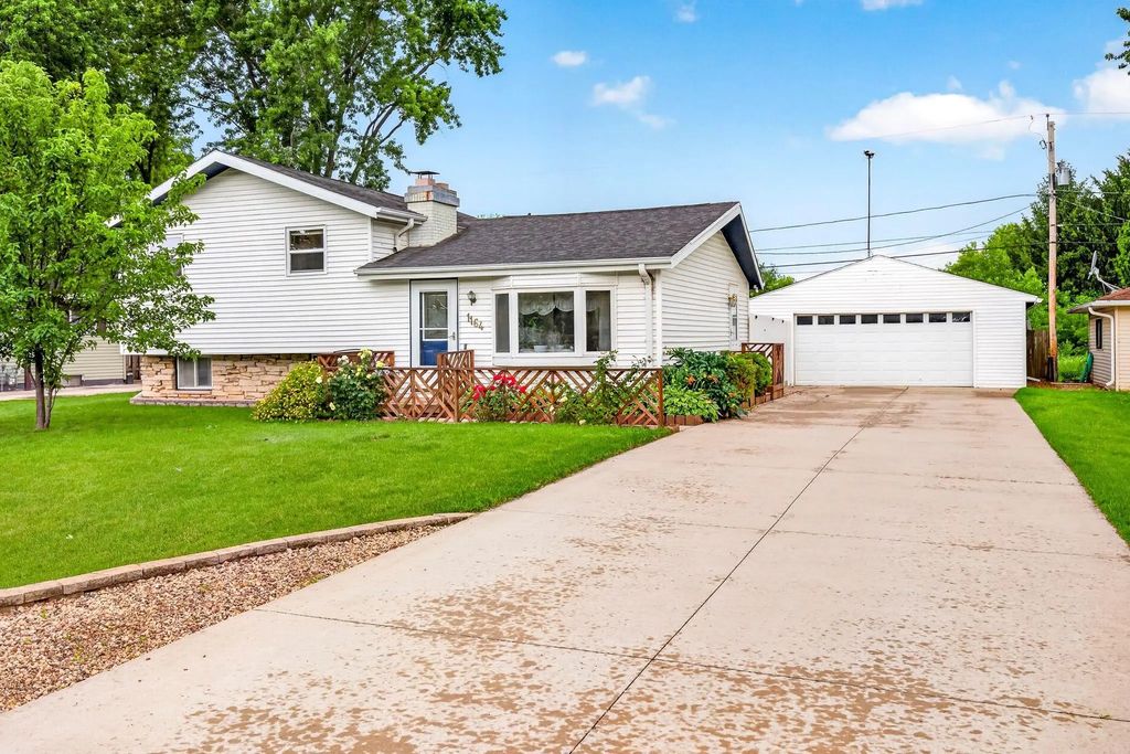 1164 Mayer Street, MENASHA
