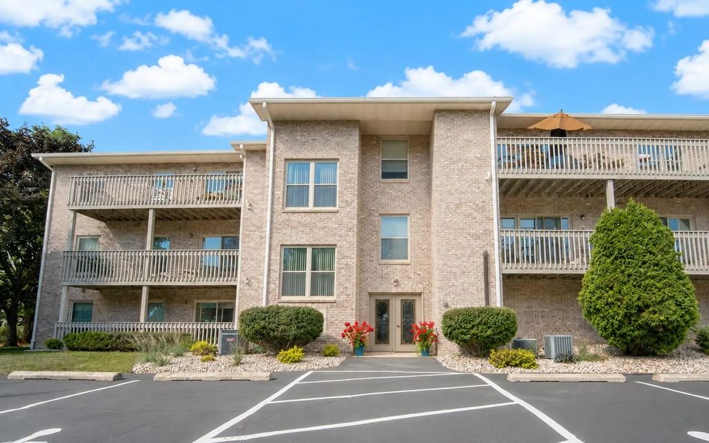 1600 Rustic Oaks Court 23, GREEN BAY