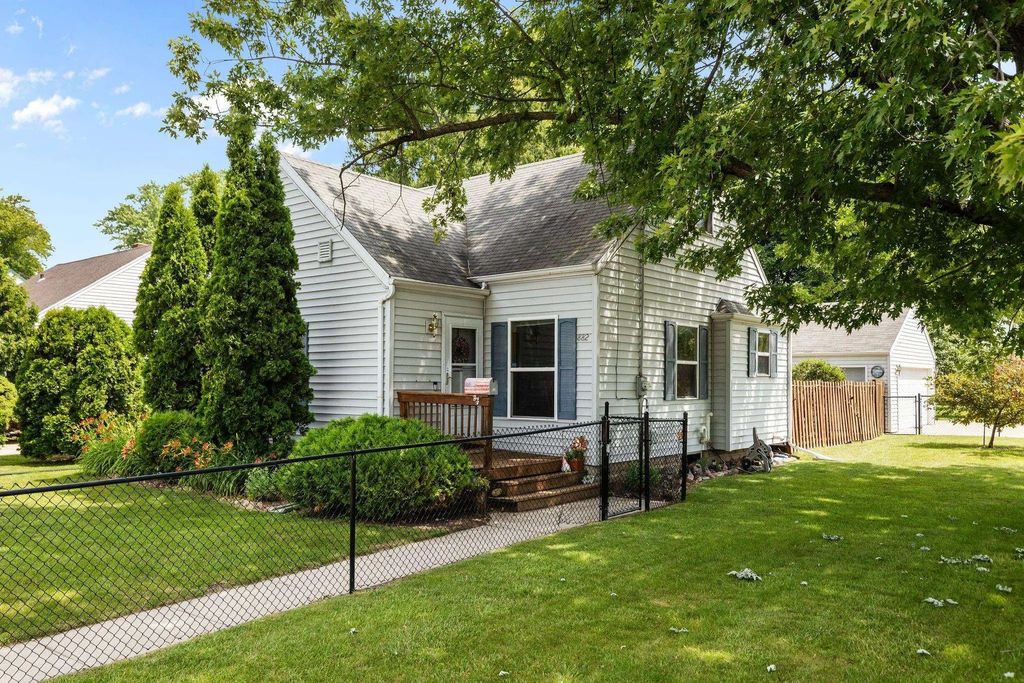 882 Higgins Avenue, NEENAH