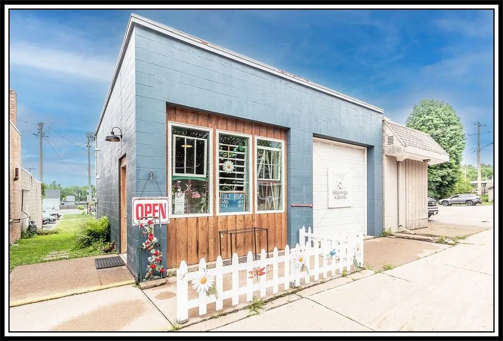 185 E State Street, IOLA