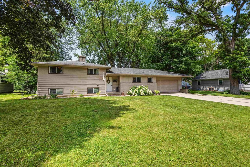 826 Fieldcrest Drive, NEENAH