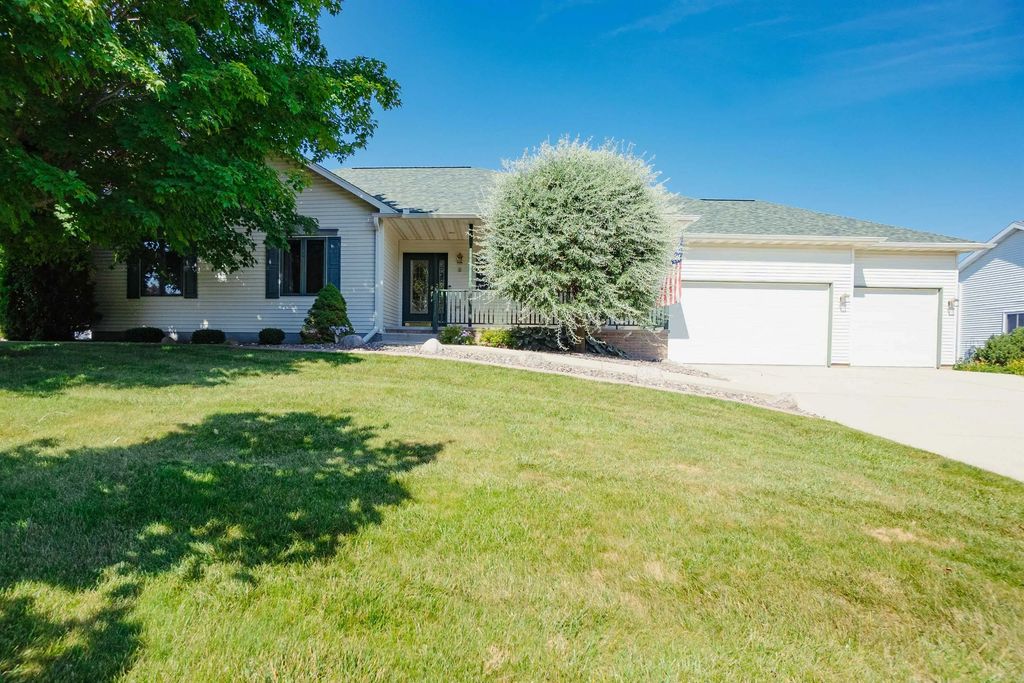 8 Hampton Court, FOND DU LAC