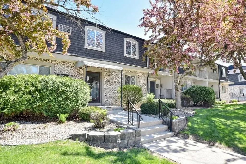 121 W North Street 27, WAUKESHA