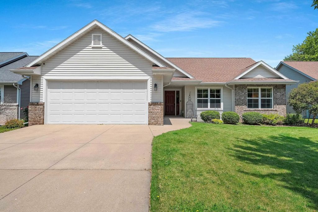2744 W Commonwealth Court, APPLETON