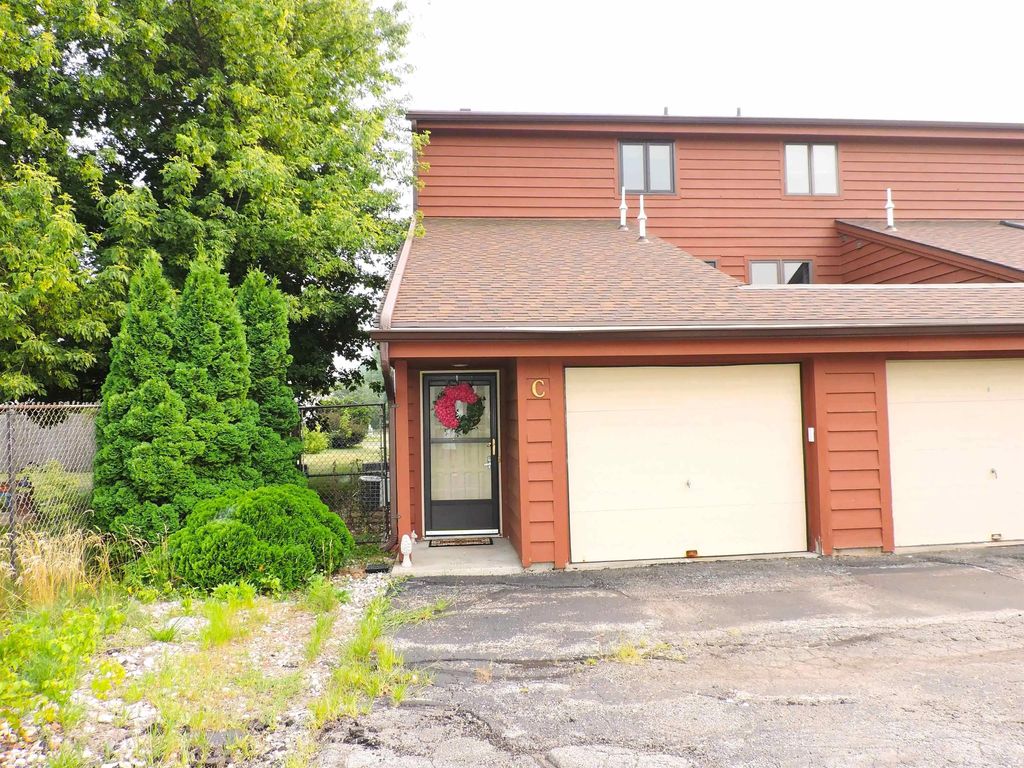 2206 Meadowbrook Court C, OSHKOSH