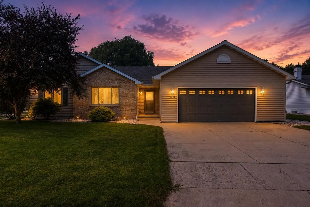 1203 Montclaire Court, APPLETON