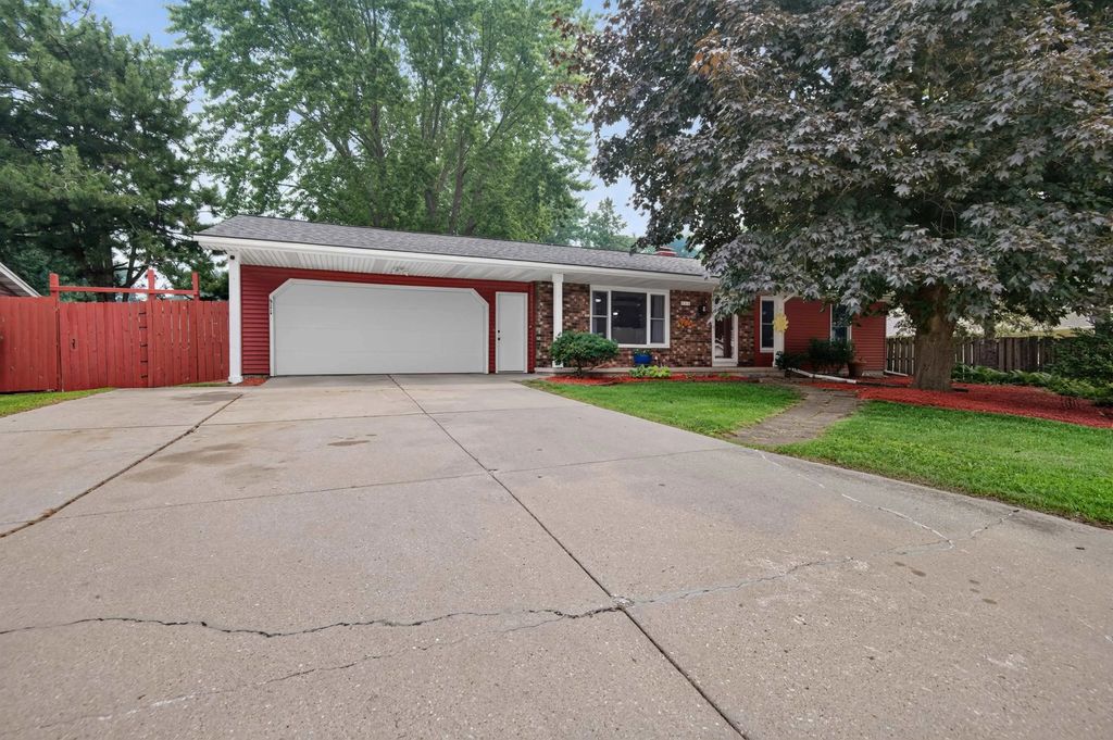 511 S Superior Road, GREEN BAY