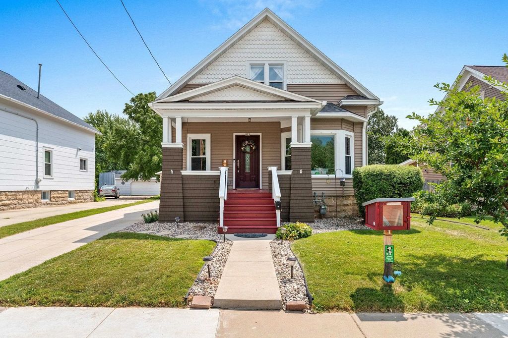 823 W 4th Avenue, OSHKOSH