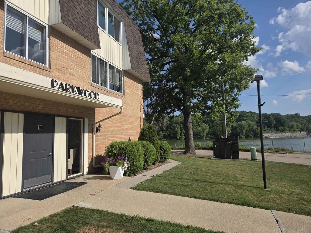 10 Green Bay Court 205, APPLETON