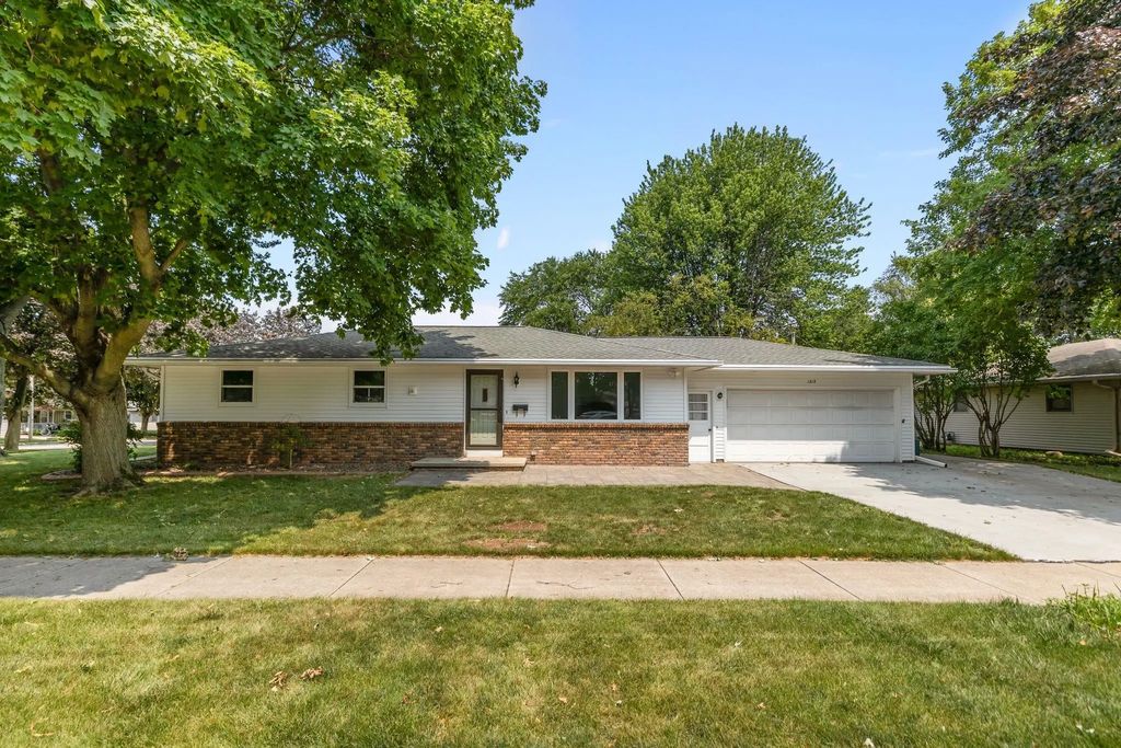 1212 E Harding Drive, APPLETON