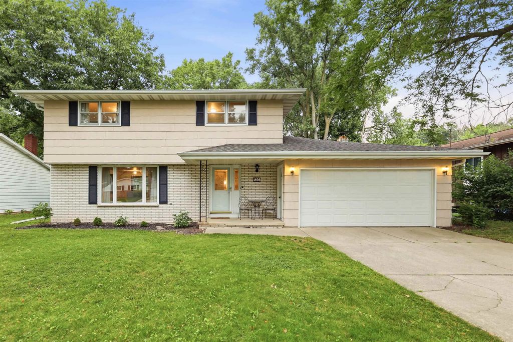 1698 Beaver Dam Drive, GREEN BAY