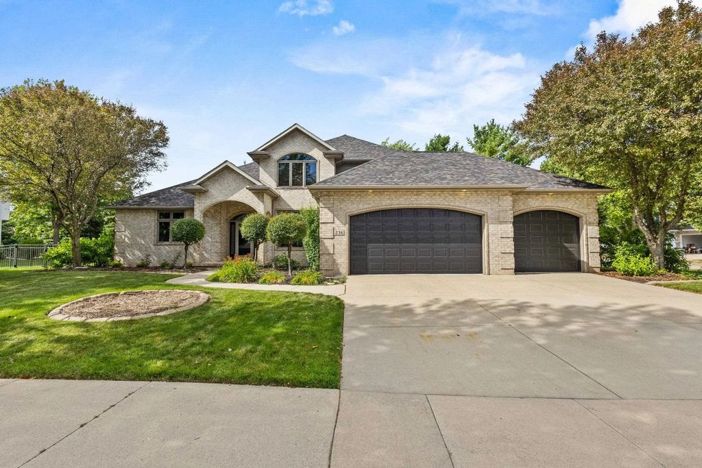 236 E Thornbrook Lane, APPLETON