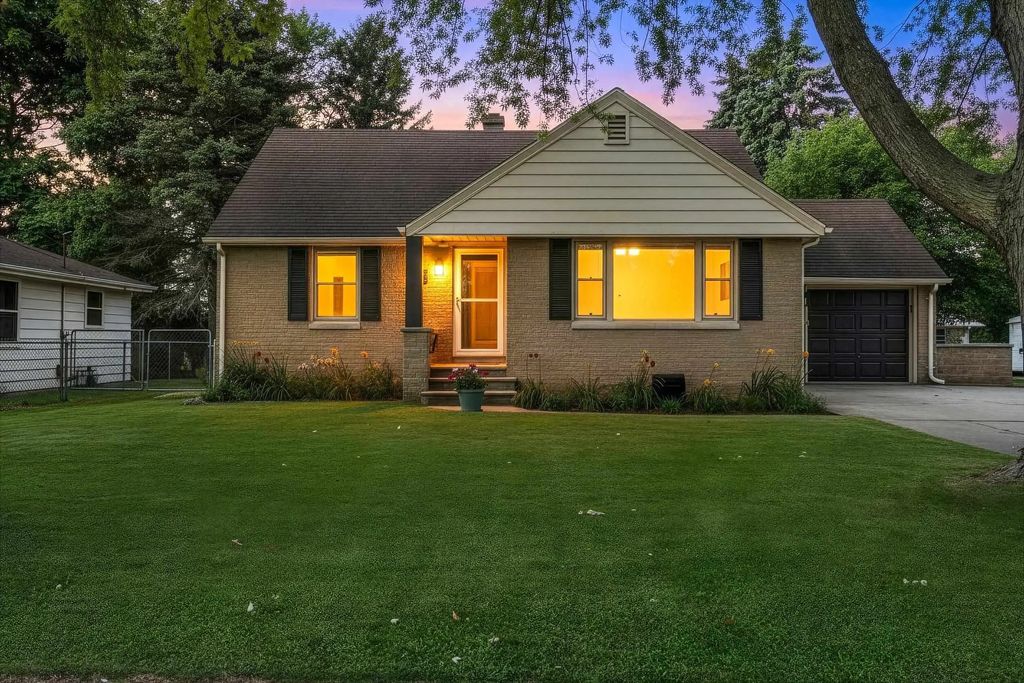 2116 Manitowoc Road, GREEN BAY