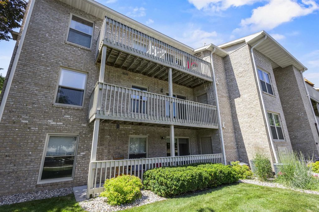 1600 Rustic Oaks Court 11, GREEN BAY