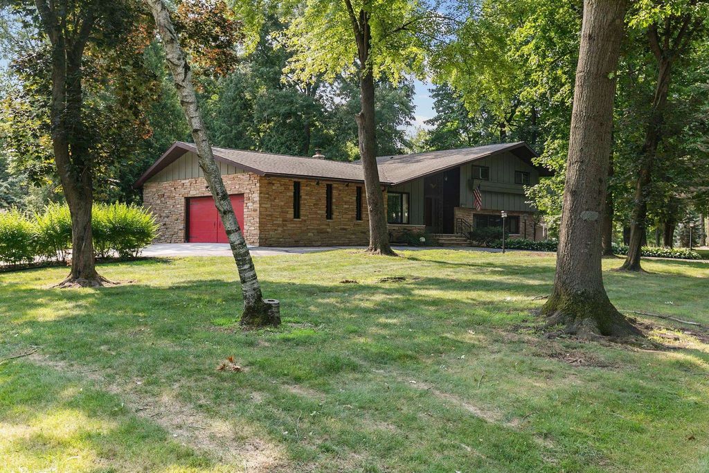 110 Woodside Court, NEENAH