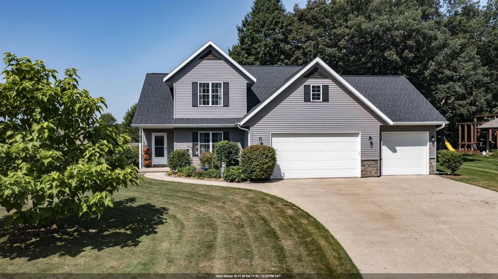 820 Woodland Circle, WAUPACA
