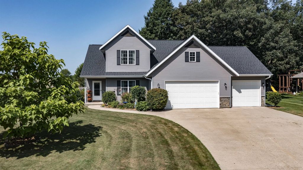 820 Woodland Circle, WAUPACA