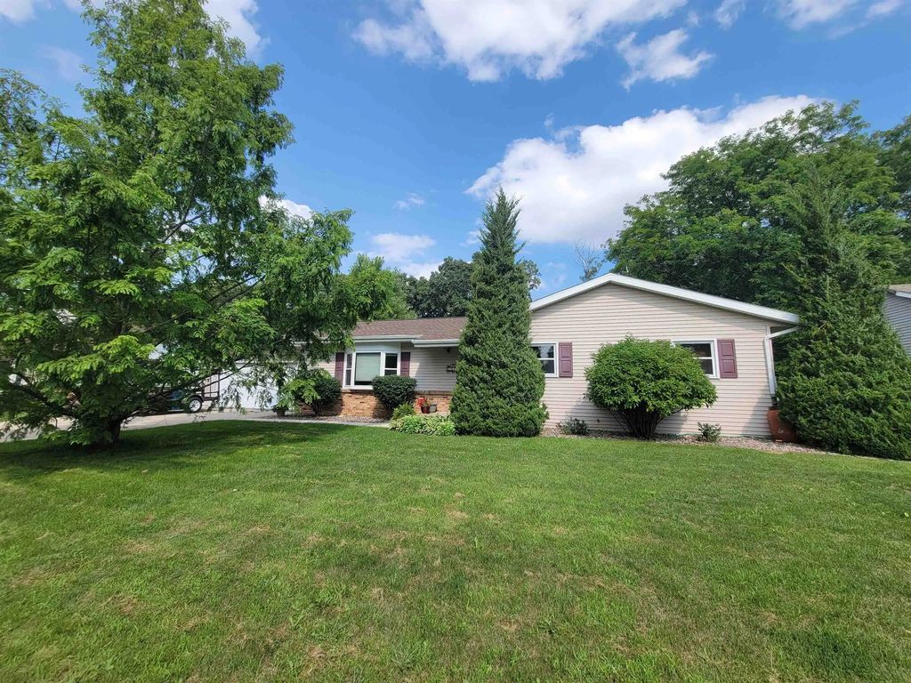 1004 Honey Creek Road, OSHKOSH