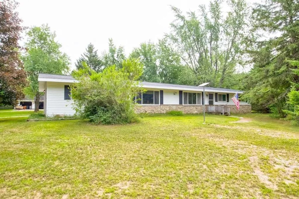 N5712 County 577 Road, WALLACE