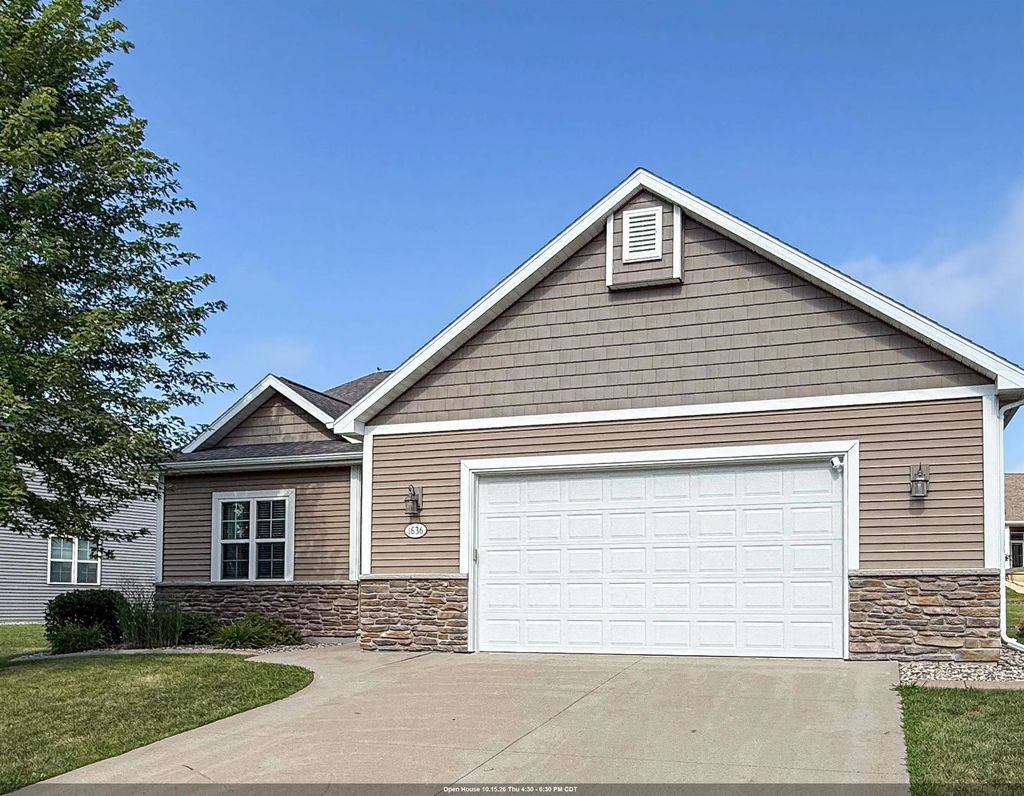 1636 Oak Hollow Lane, NEENAH