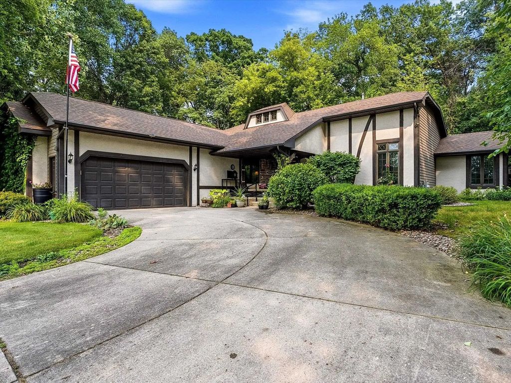 900 Mt Hood Court, GREEN BAY