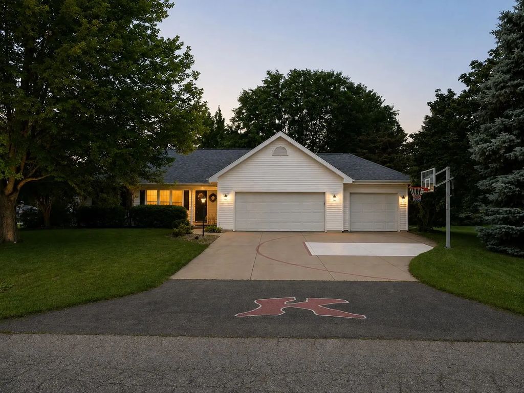 W2489 Clover Downs Court, APPLETON