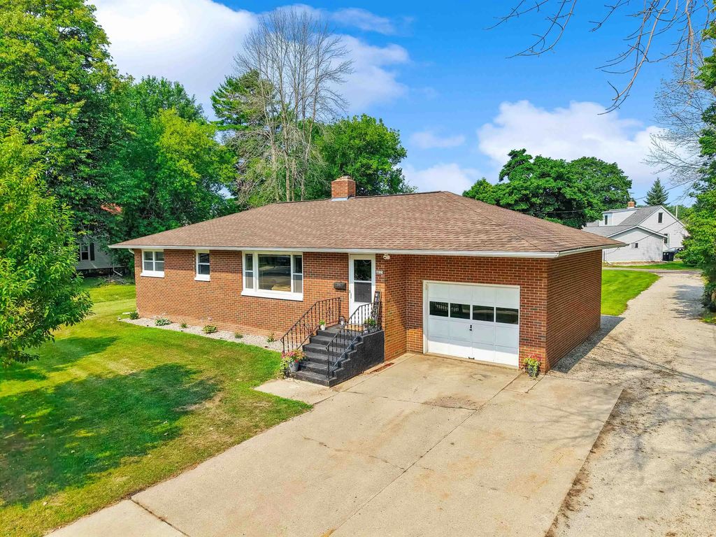 4025 N Shore Drive, MENOMINEE