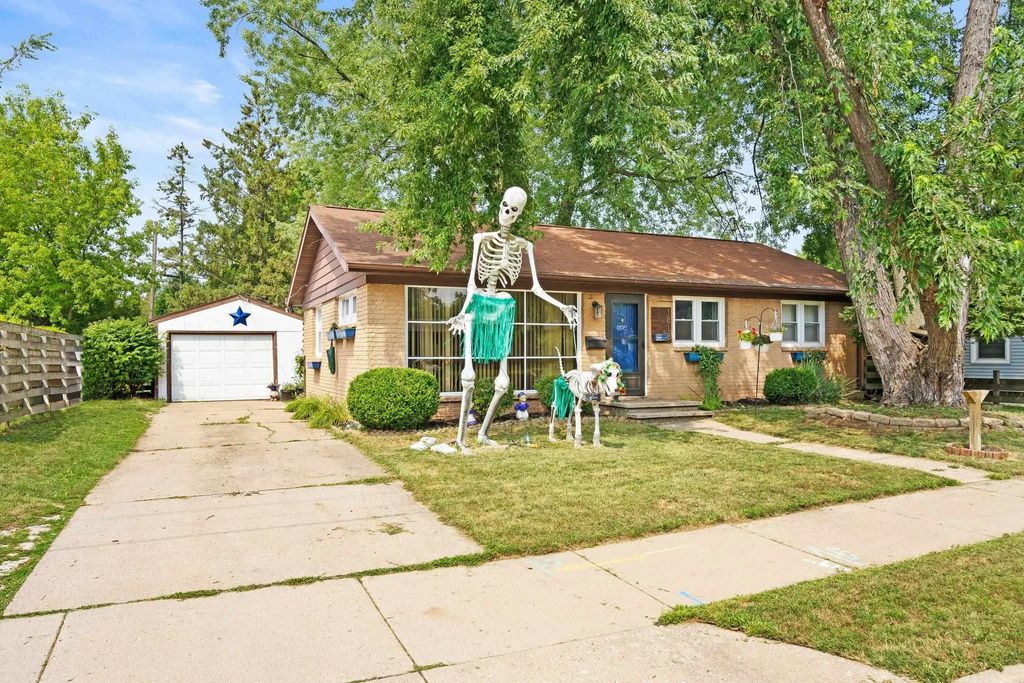 1818 E College Avenue, APPLETON