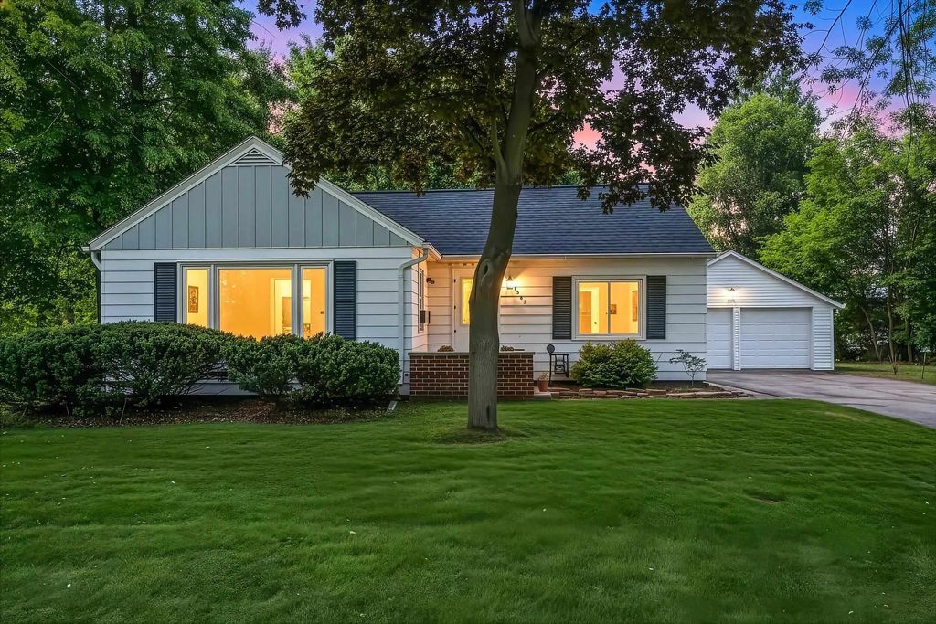 1565 Riverside Drive, SUAMICO
