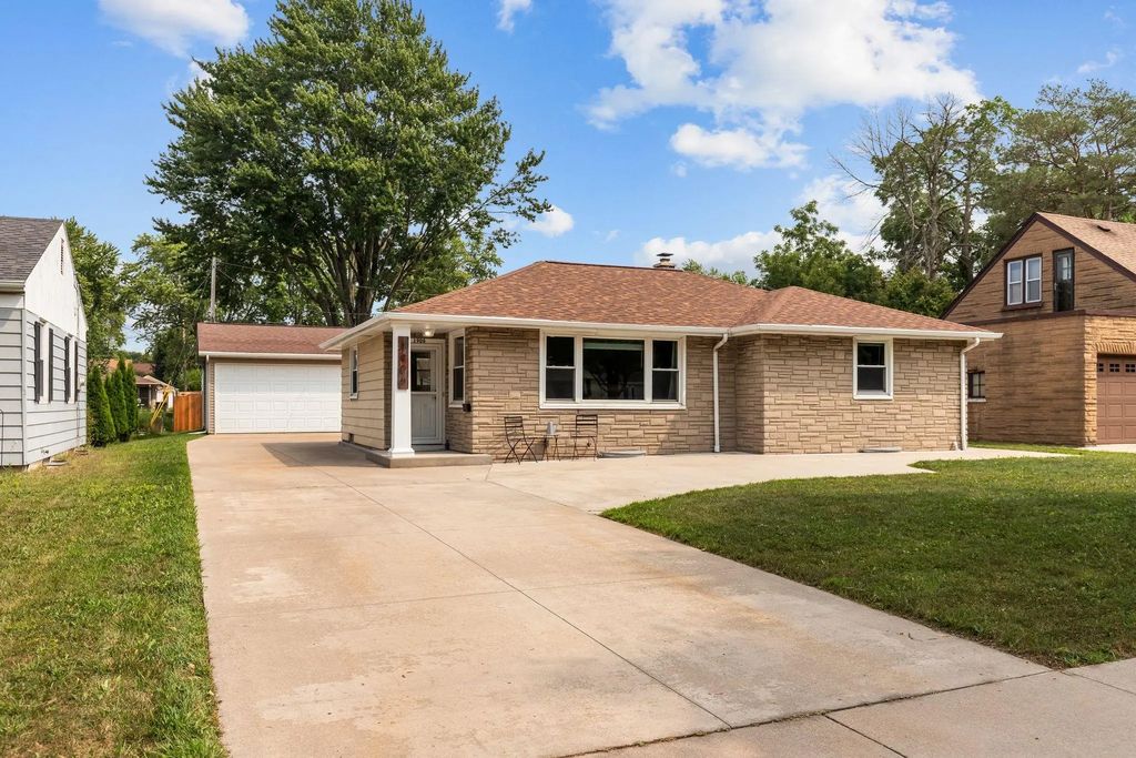 1906 S Memorial Drive, APPLETON