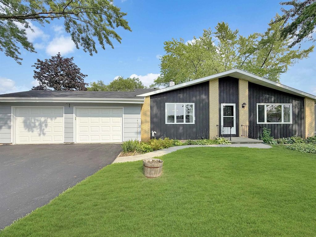 130 Barton Road, OSHKOSH
