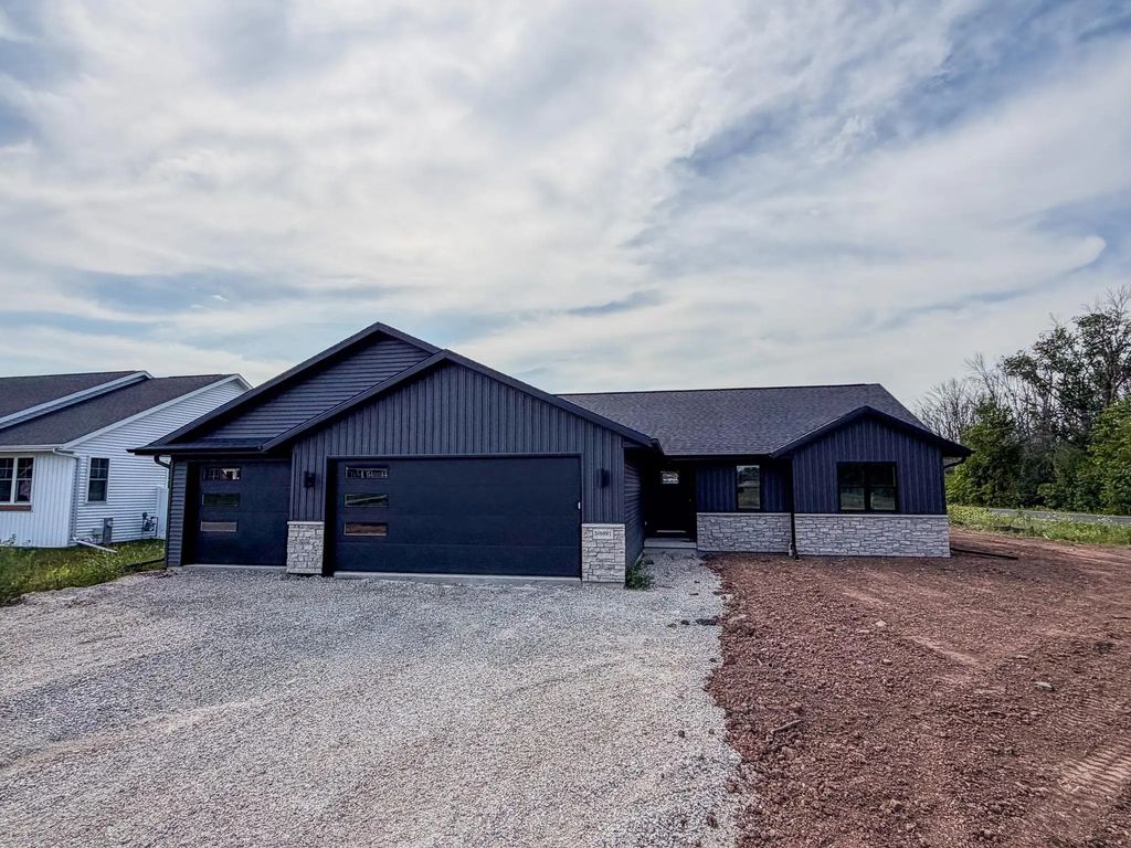 N8891 Killarney Way, APPLETON