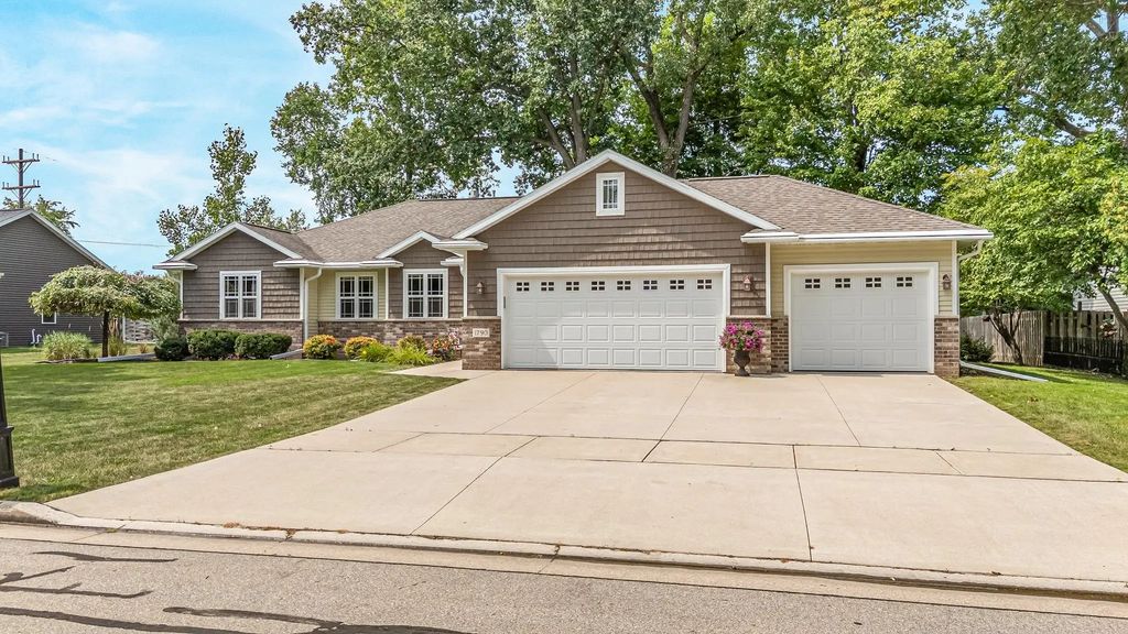 1790 Garnet Court, MENASHA